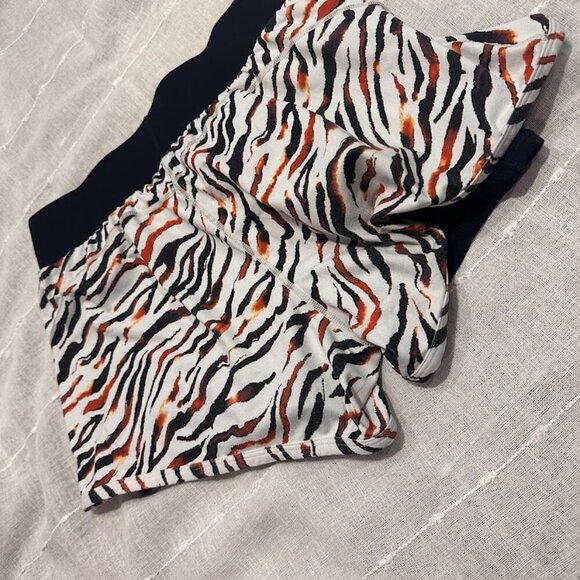 Fabletics Animal Print Athletic Shorts Women's Size Medium EUC - Picture 3 of 10